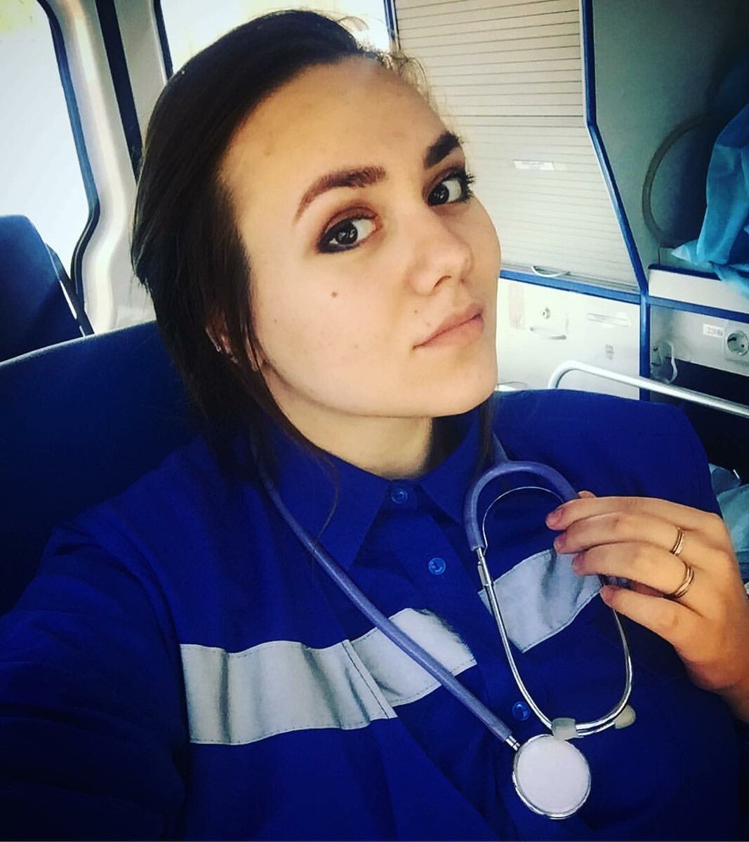 Девушка врач скорой помощи