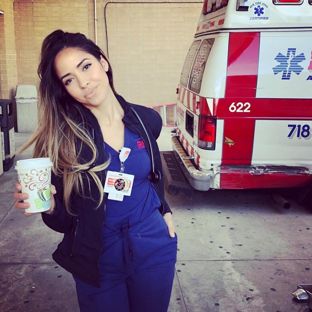 Девушка фельдшер