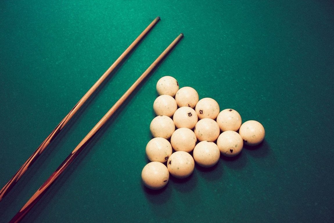 Бильярдный шар на столе