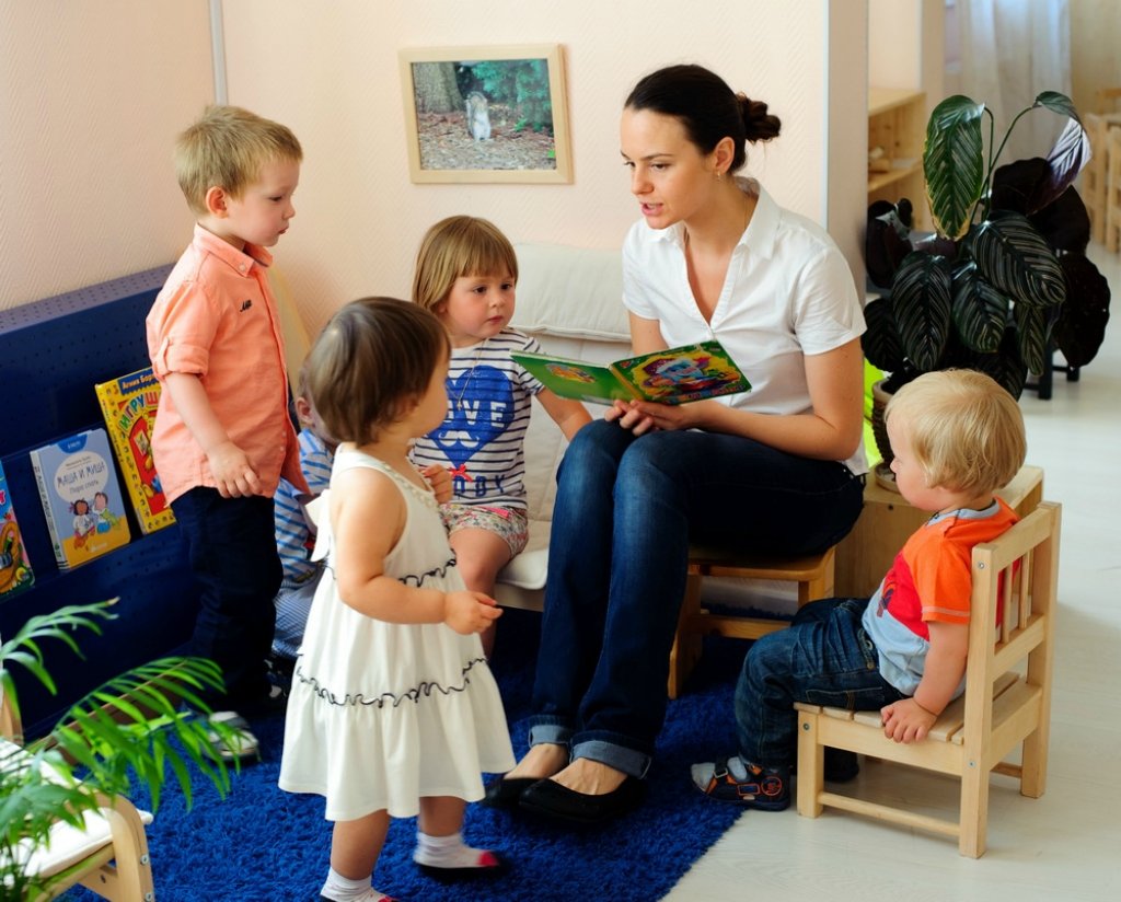 Воспитатель с детьми