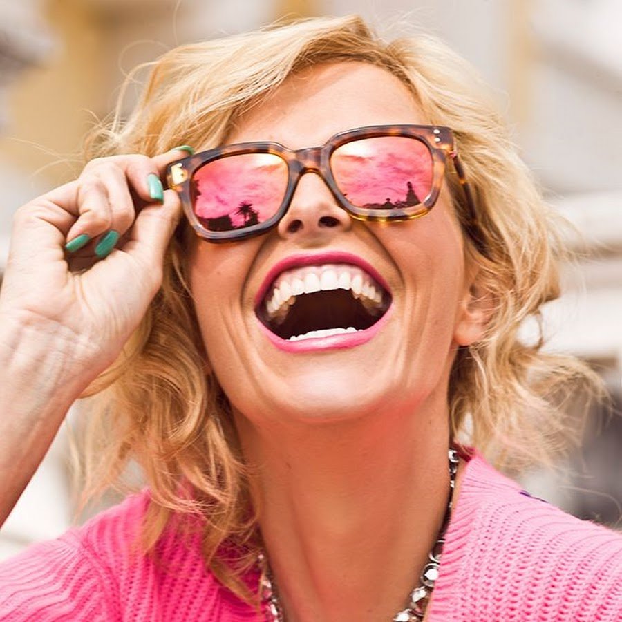 Девушка смеется