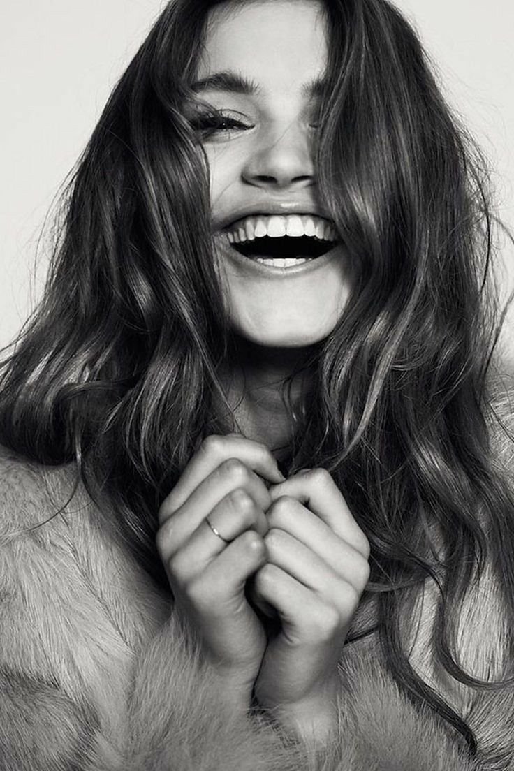 Девушка улыбается