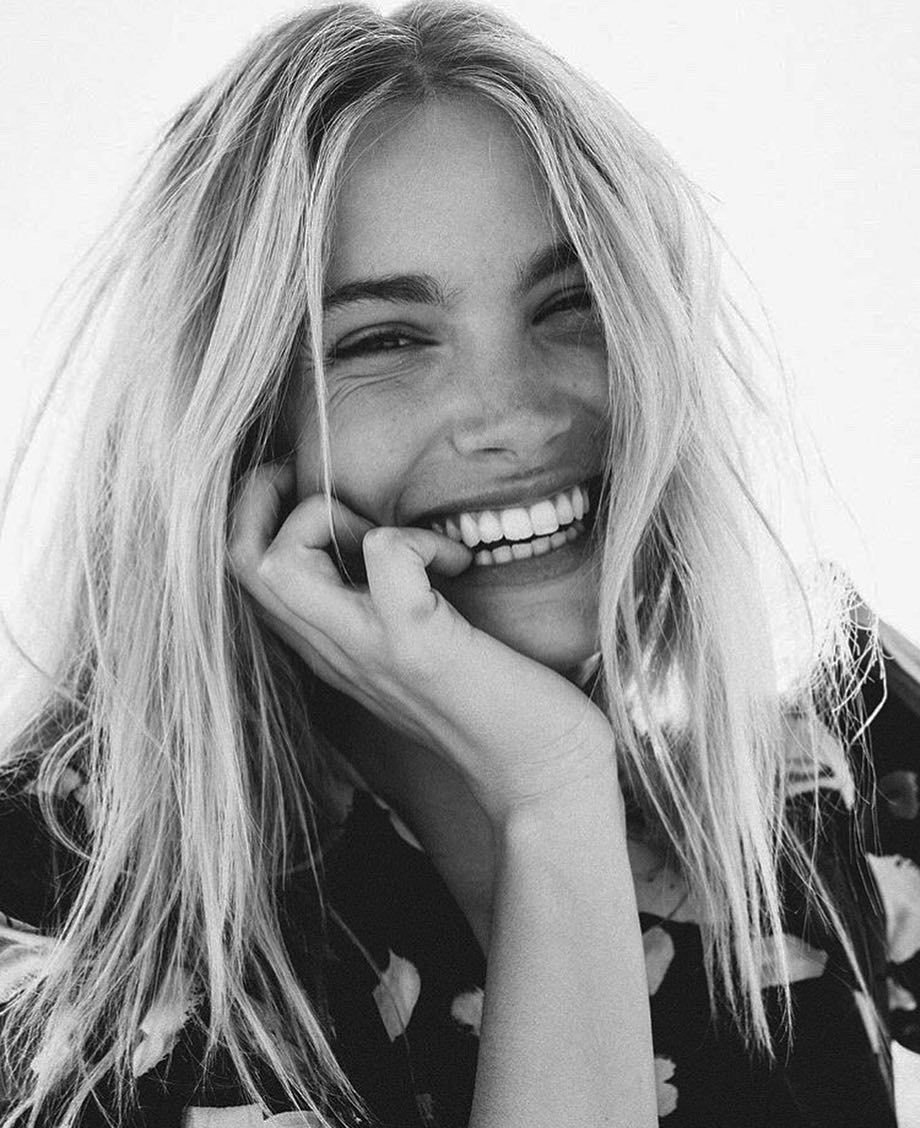 Девушка улыбается