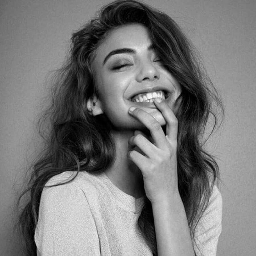 Красивая девушка смеется