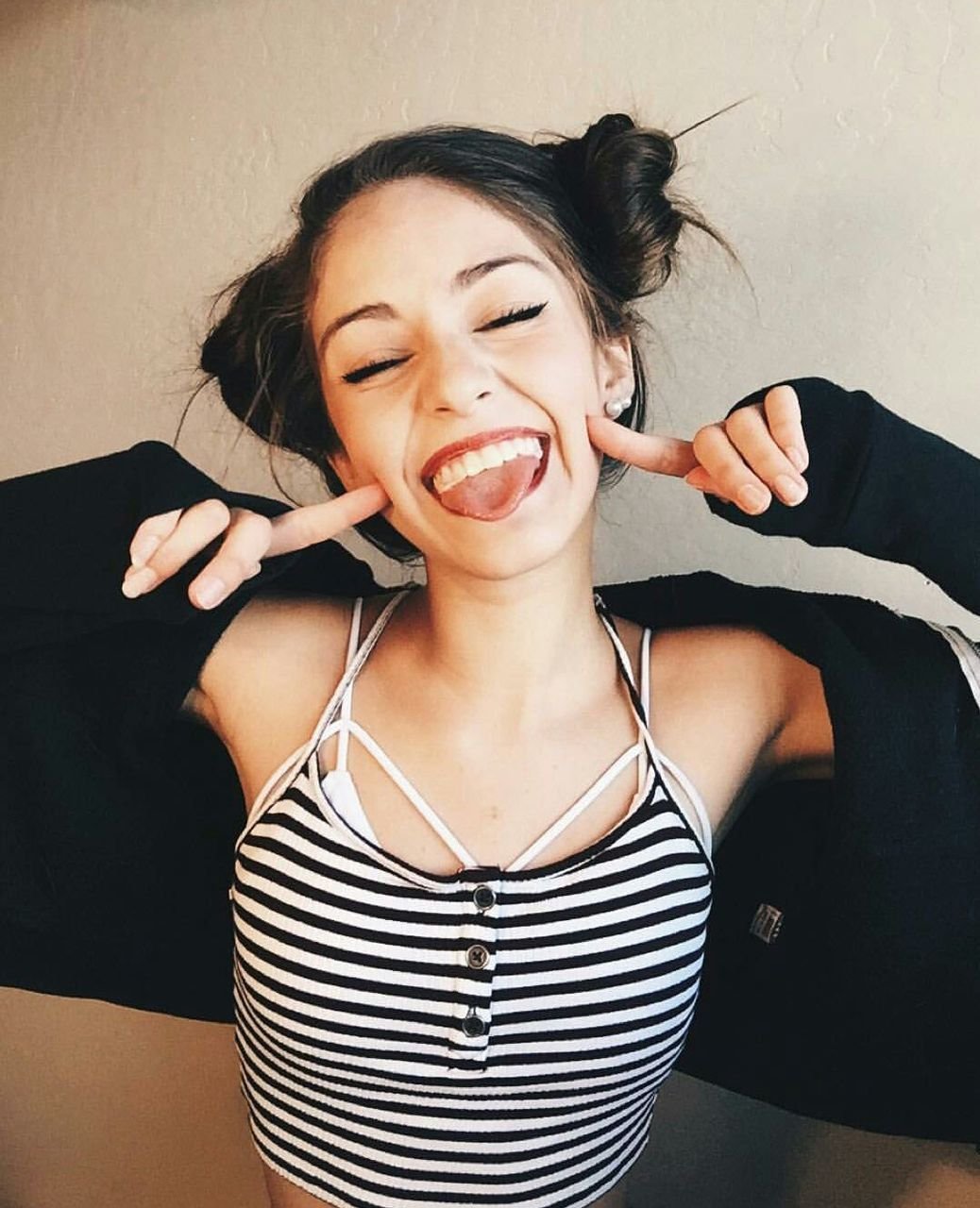 Красивая девушка дурачится