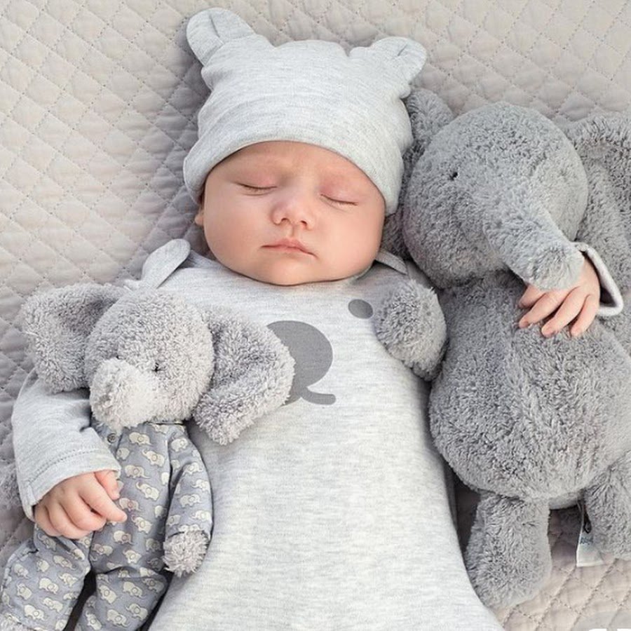 Маленький малыш спит