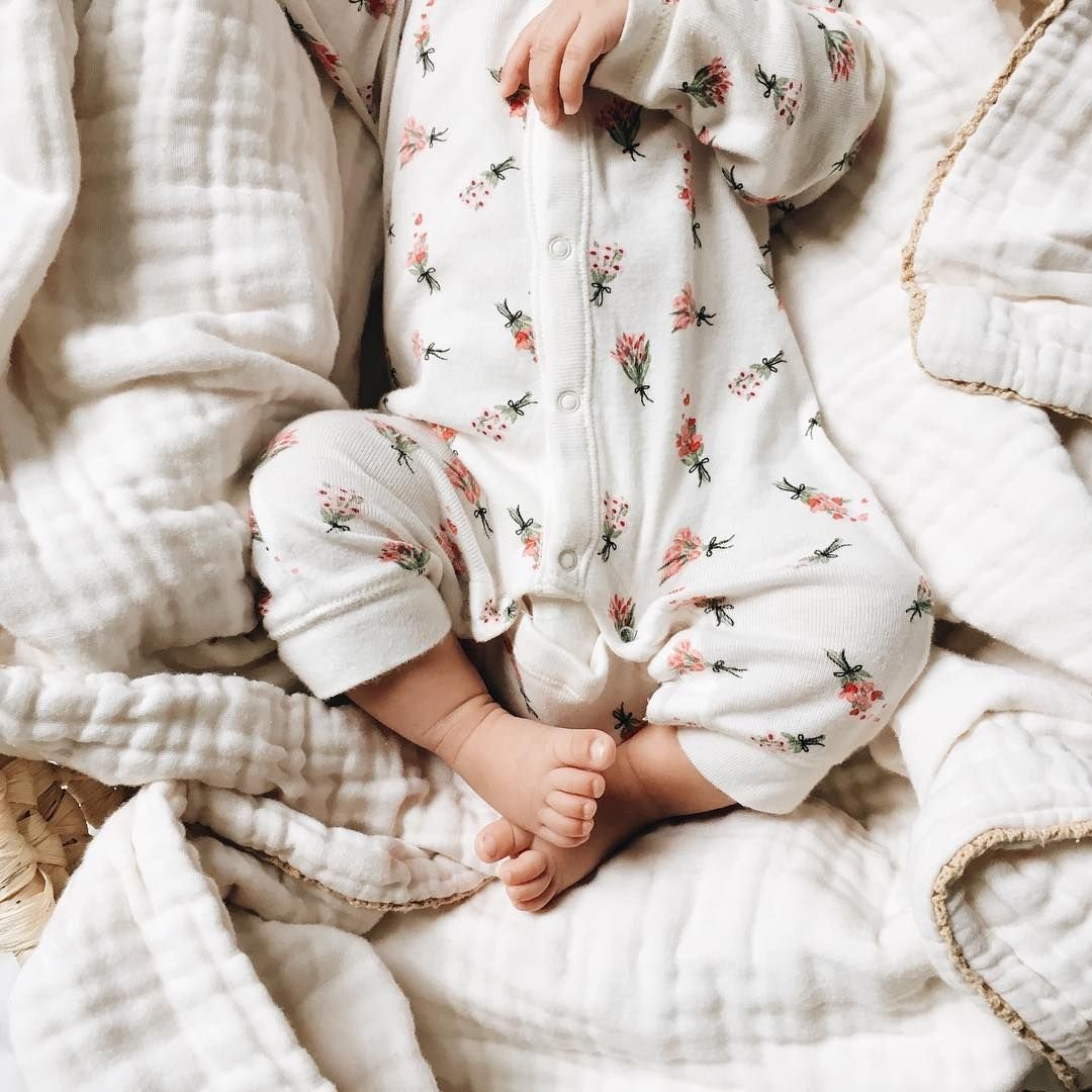 Милые малыши в кроватке