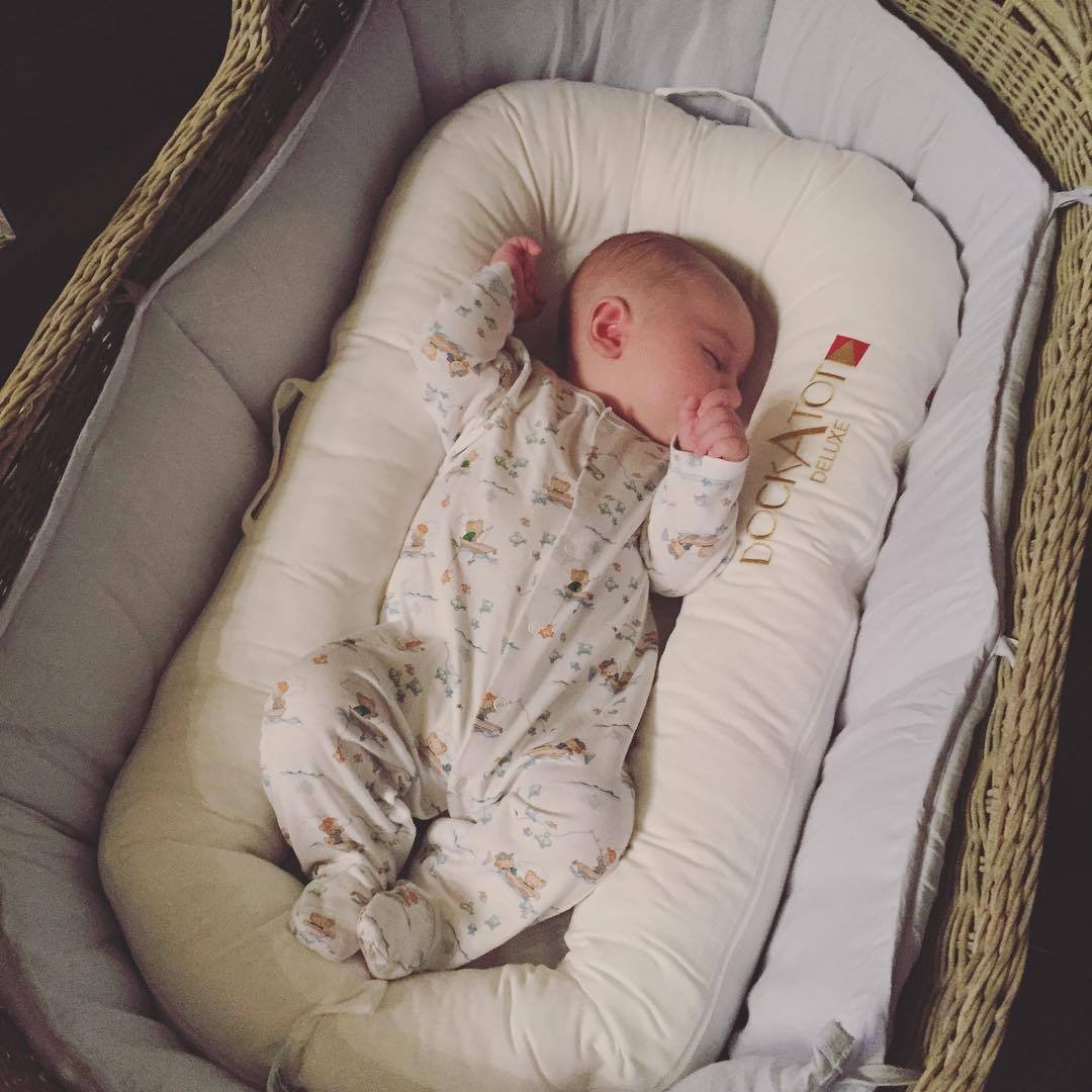 Ребенок в люльке