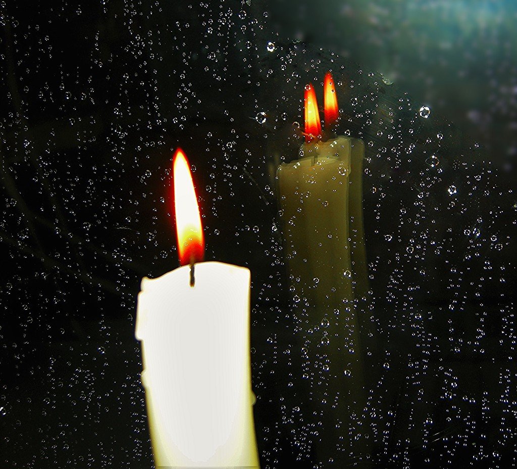 Горящие свечи