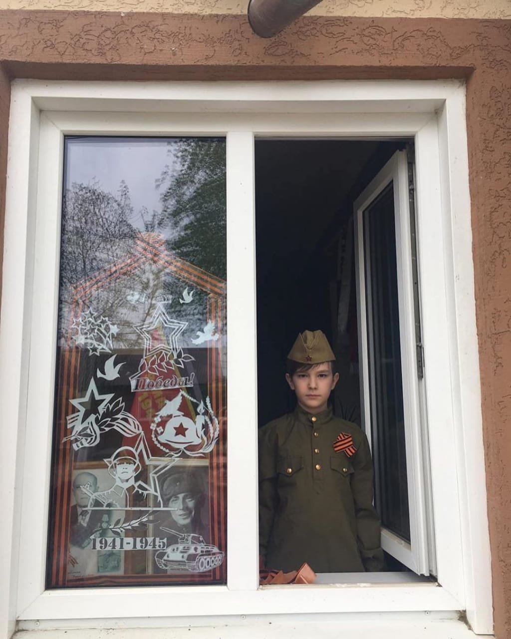 Украшение окон к 9 мая