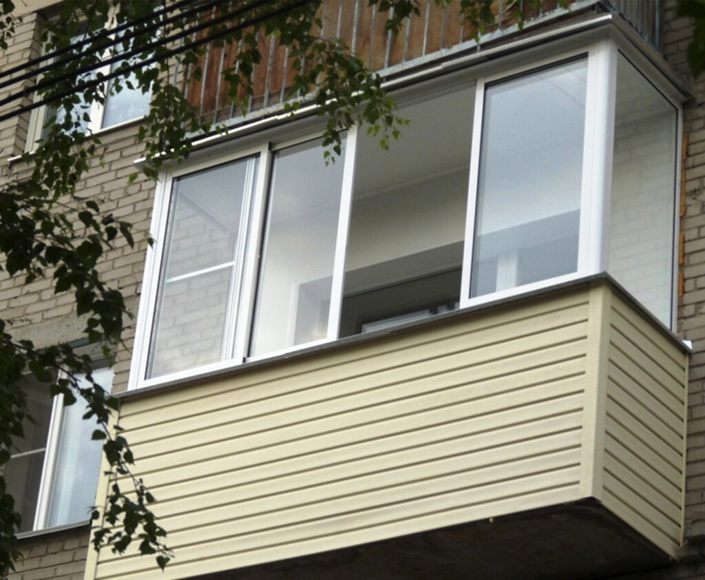 Белый балкон снаружи