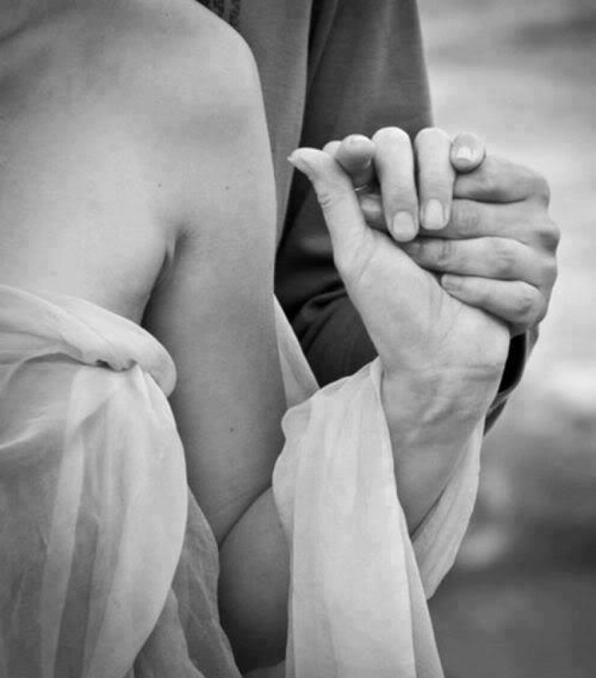 Мужские руки обнимают женщину