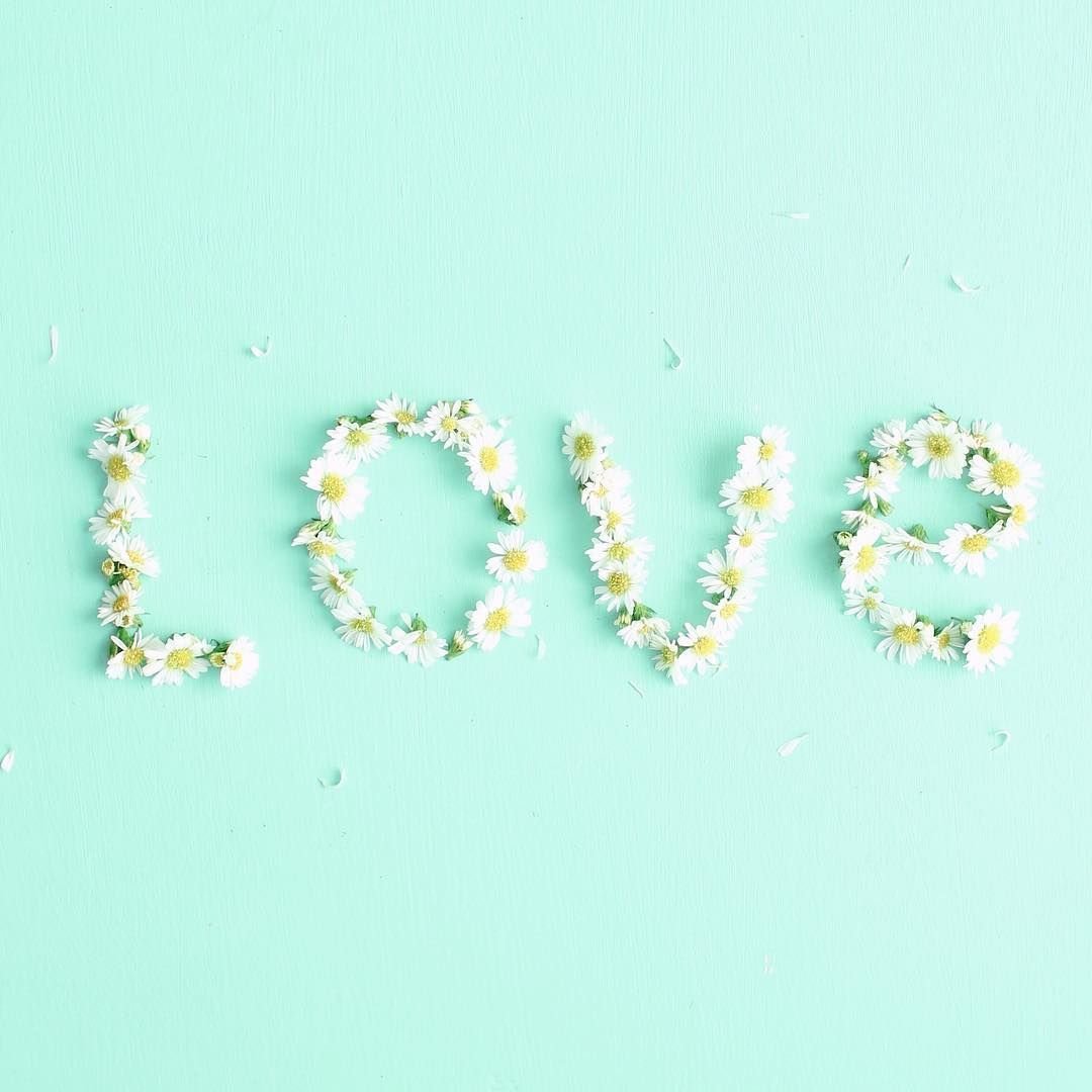 Надпись на мятном фоне