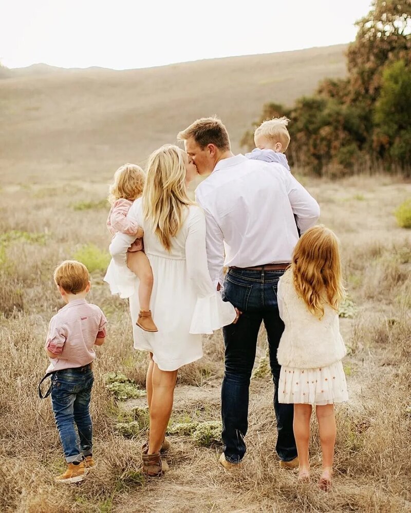 Семья на закате