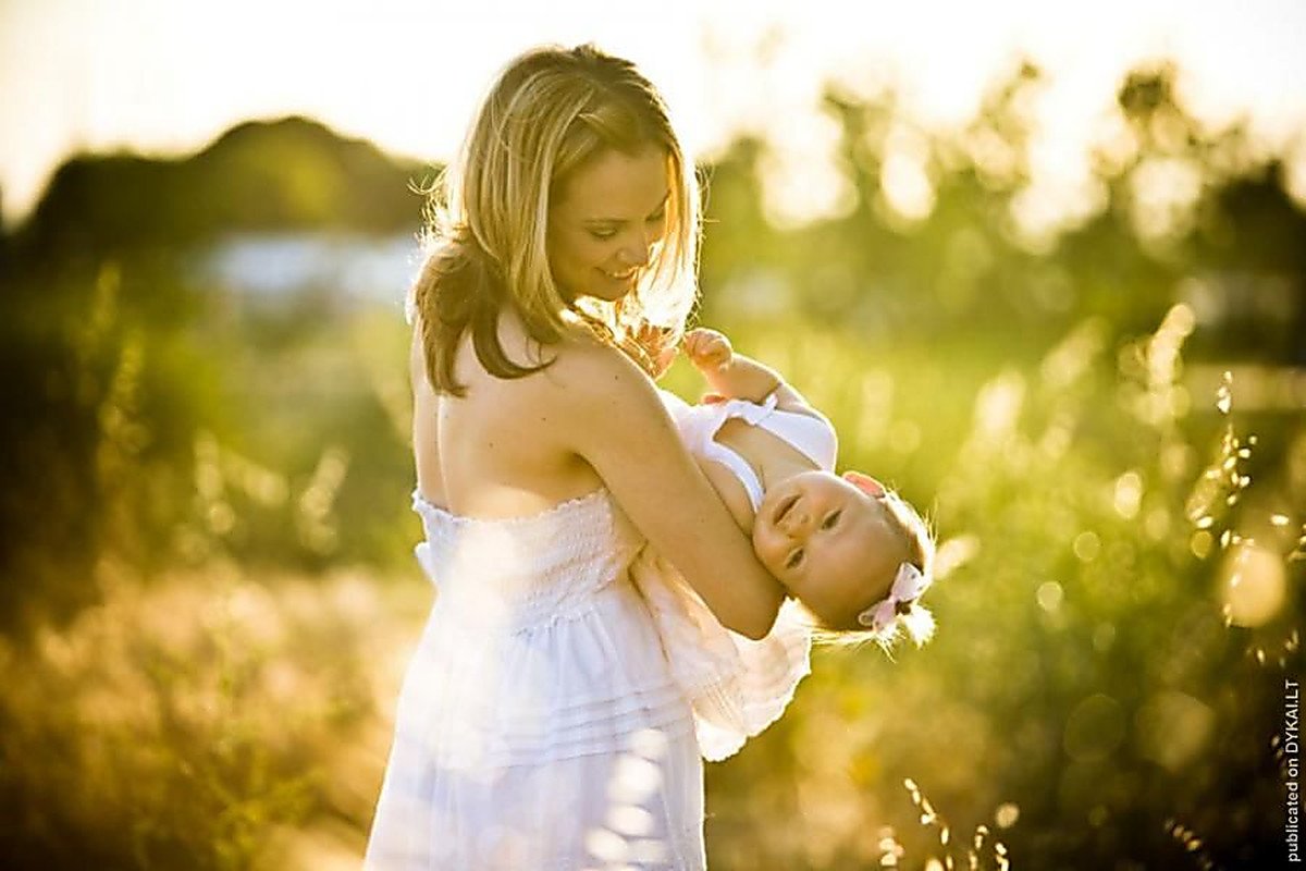 Счастливая женщина с младенцем