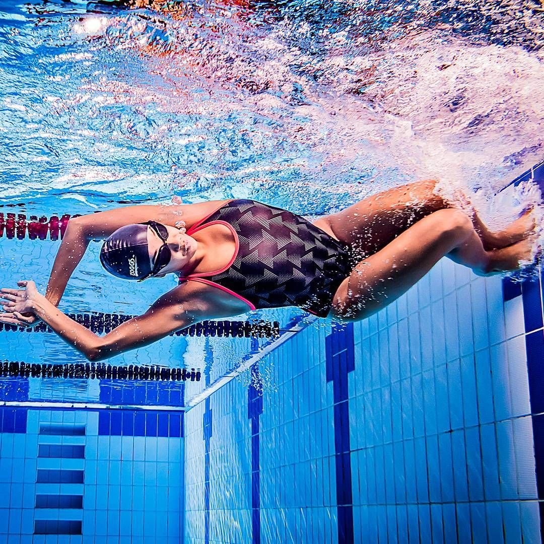 Красивый спортивный бассейн