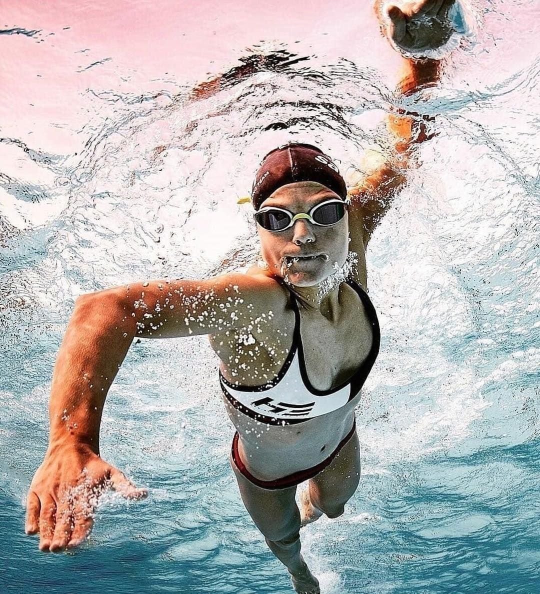 Профессиональный пловец в бассейне