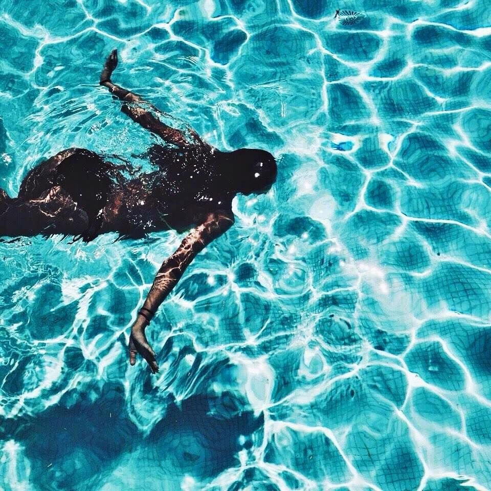 Девушка плавает в море