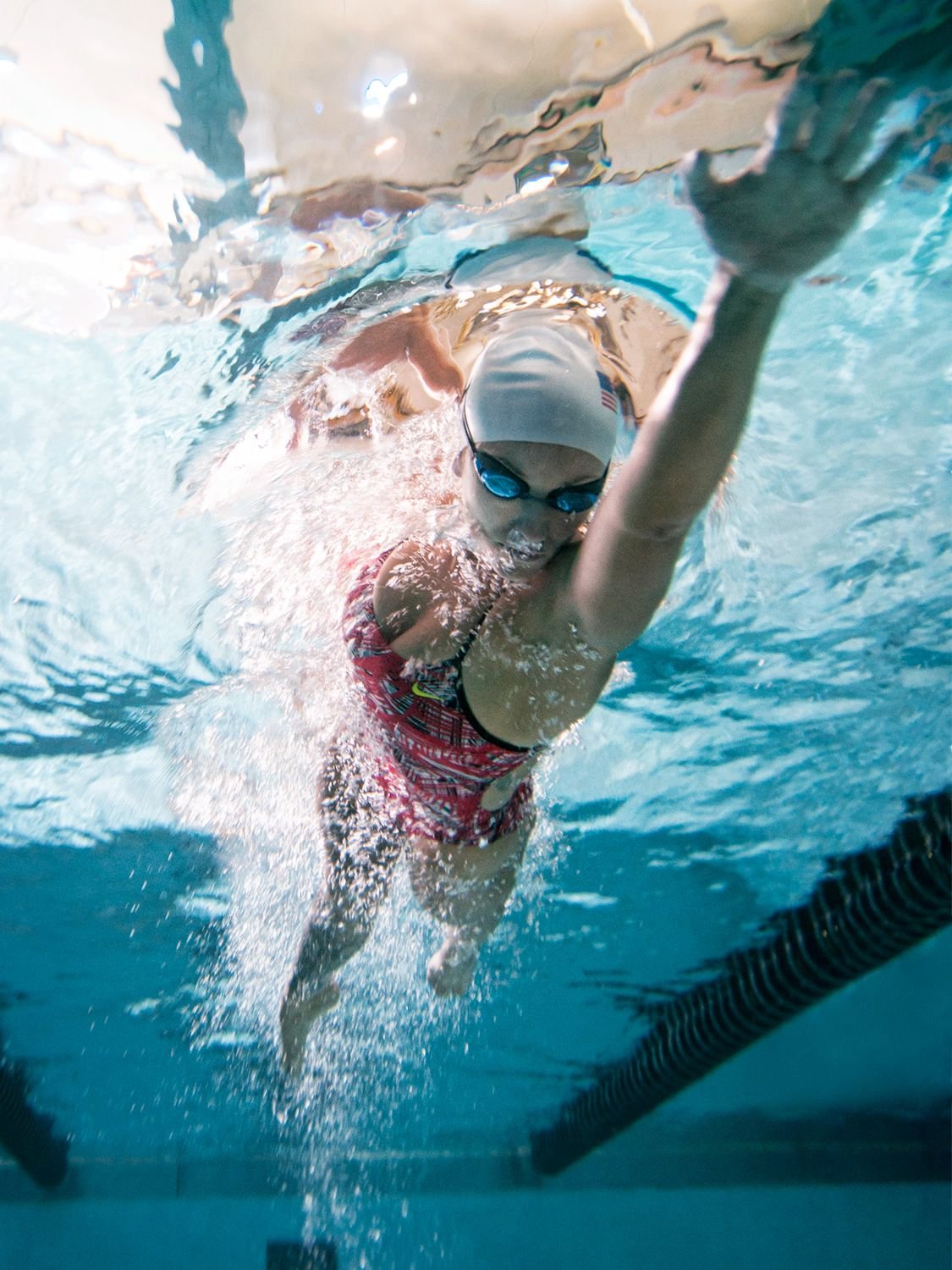 Плавательный бассейн с людьми