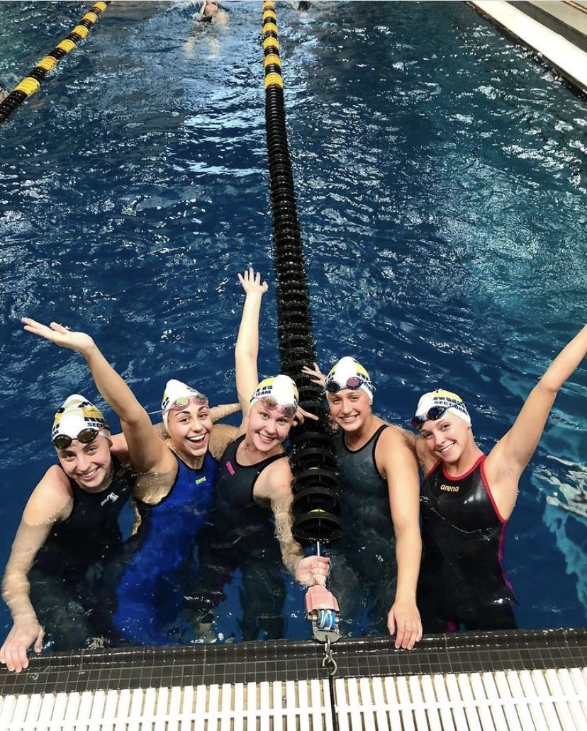 Девочка плавает