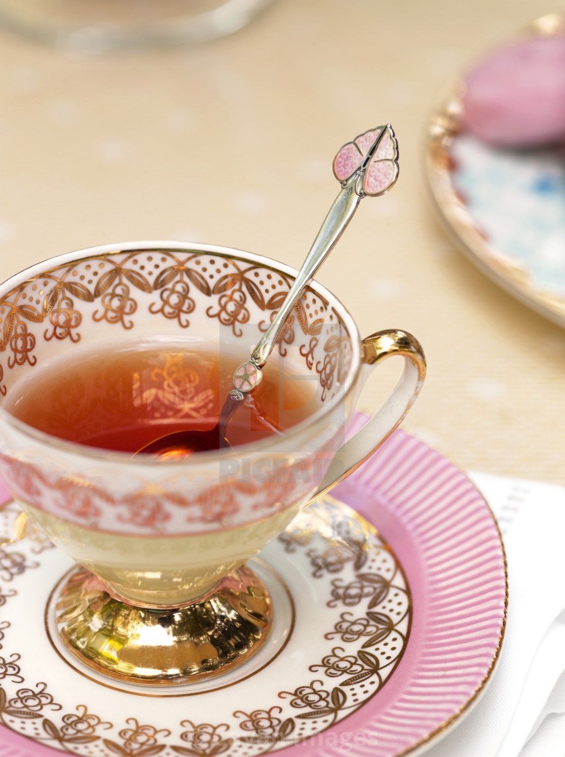 Розовая чашка с чаем