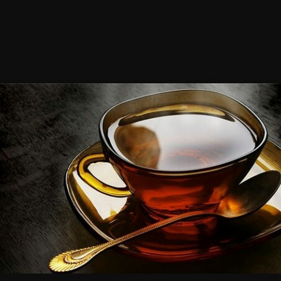 Чай льется в кружку