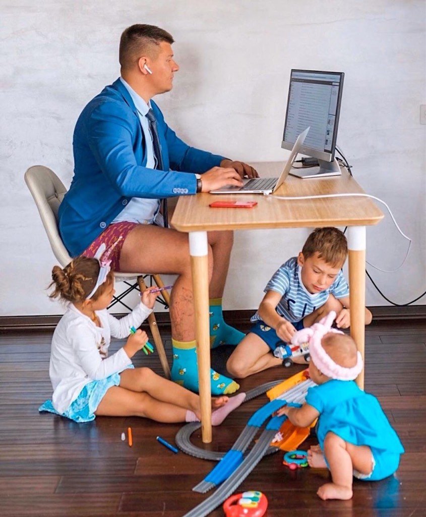 Спит на работе