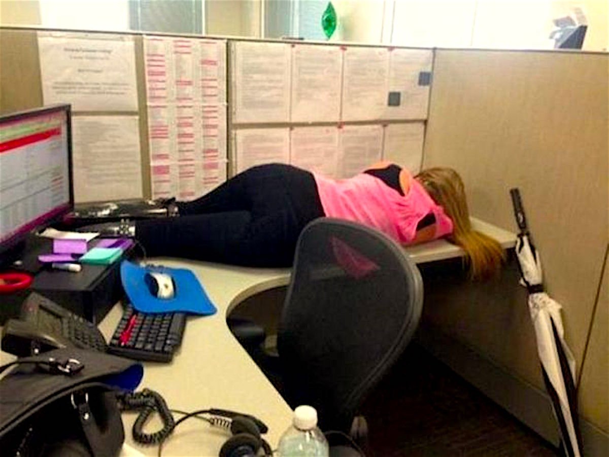 Можно прямо на рабочем. Сон на работе прикольные. Сон в офисе приколы.