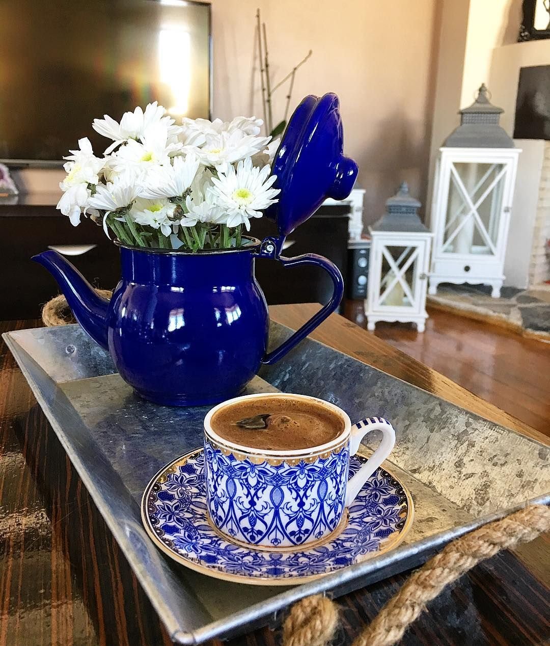 Синяя чашка кофе