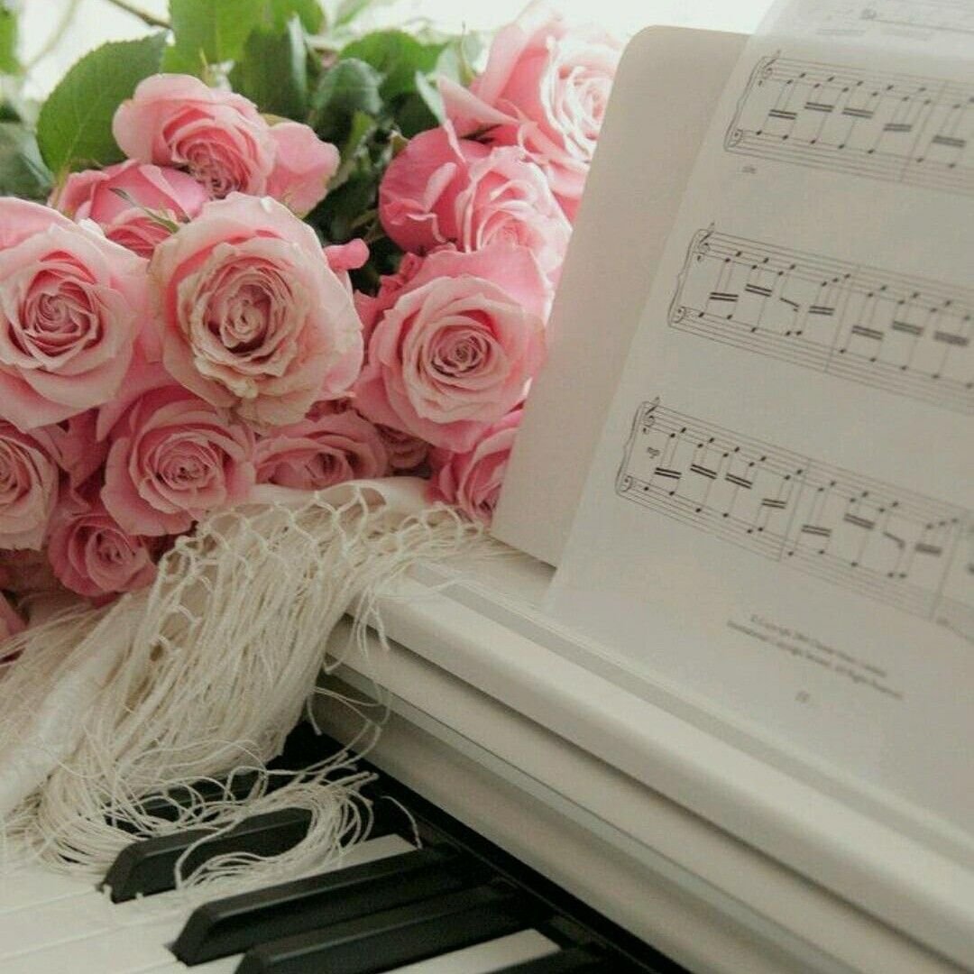 Розы на рояле