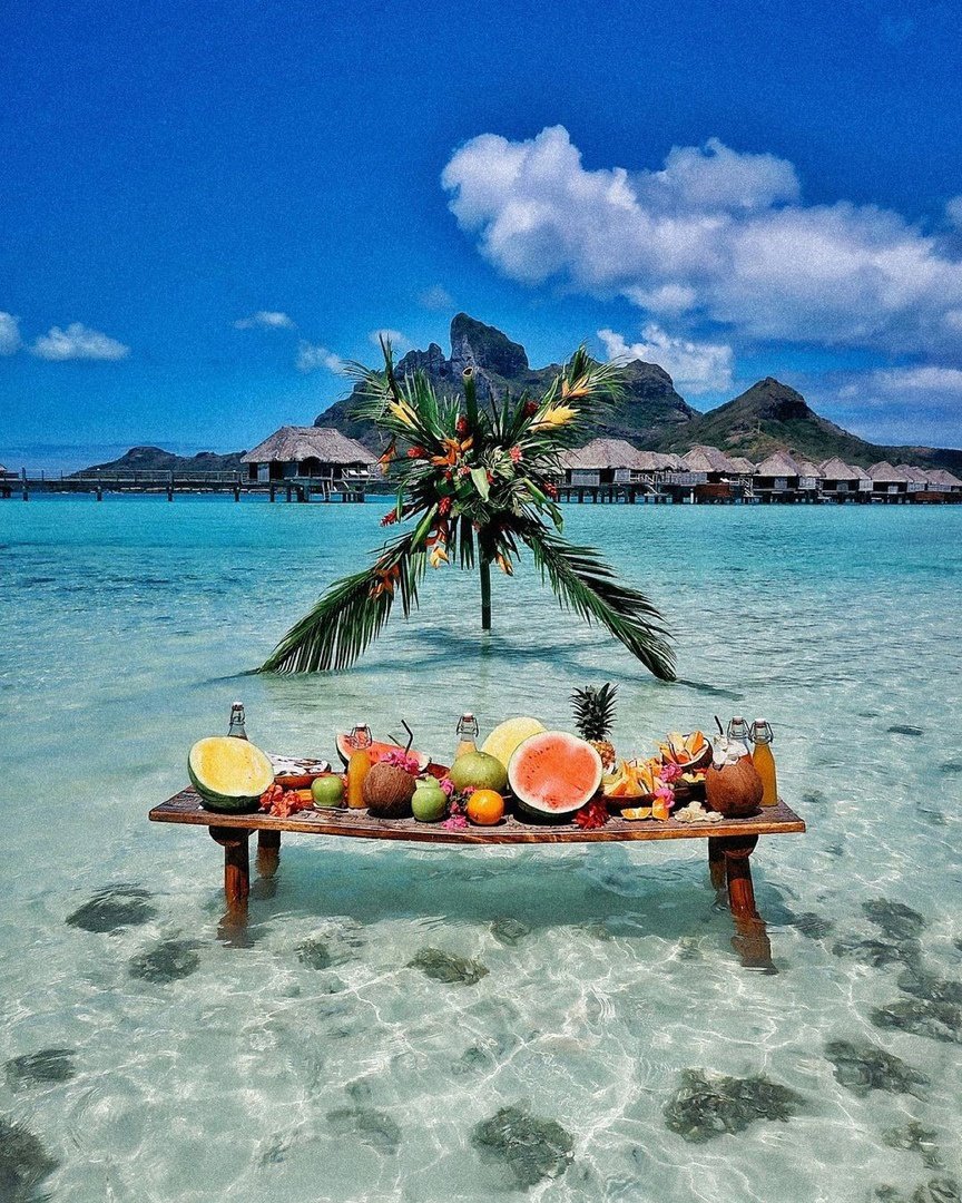 Столик с фруктами на пляже