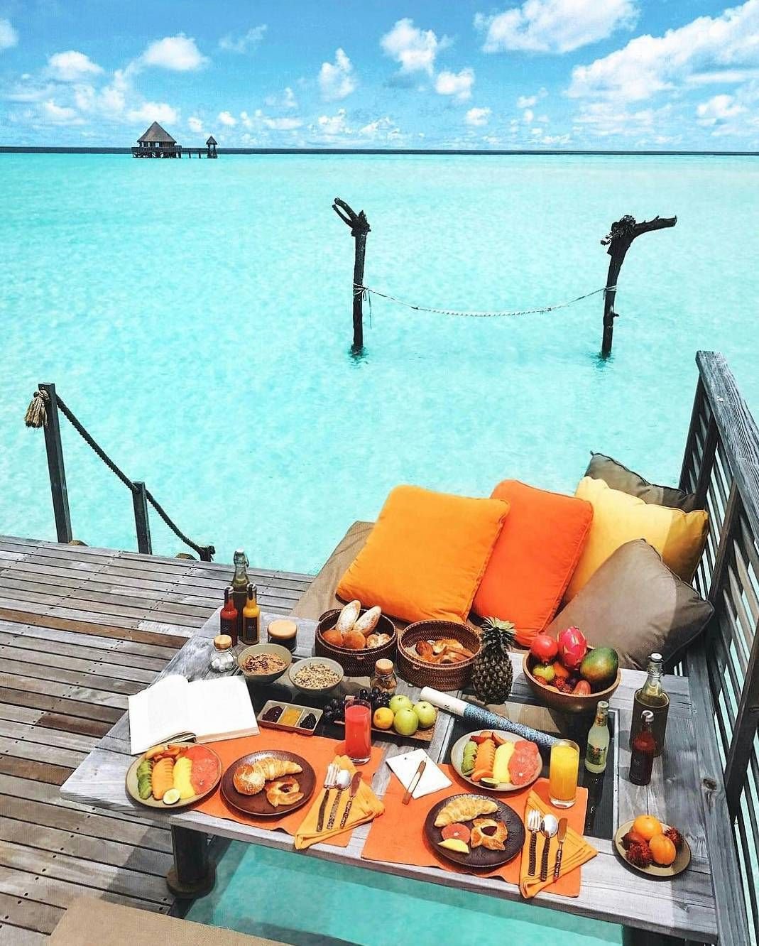 Красивый завтрак у океана