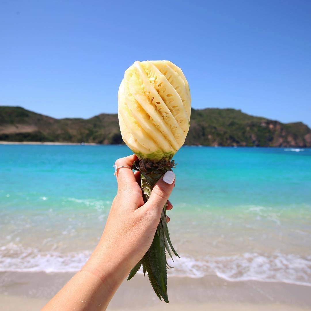 Девушки море пляж фрукты