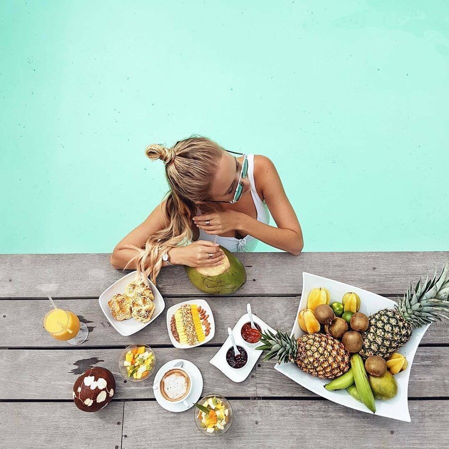 Девушка с экзотическими фруктами