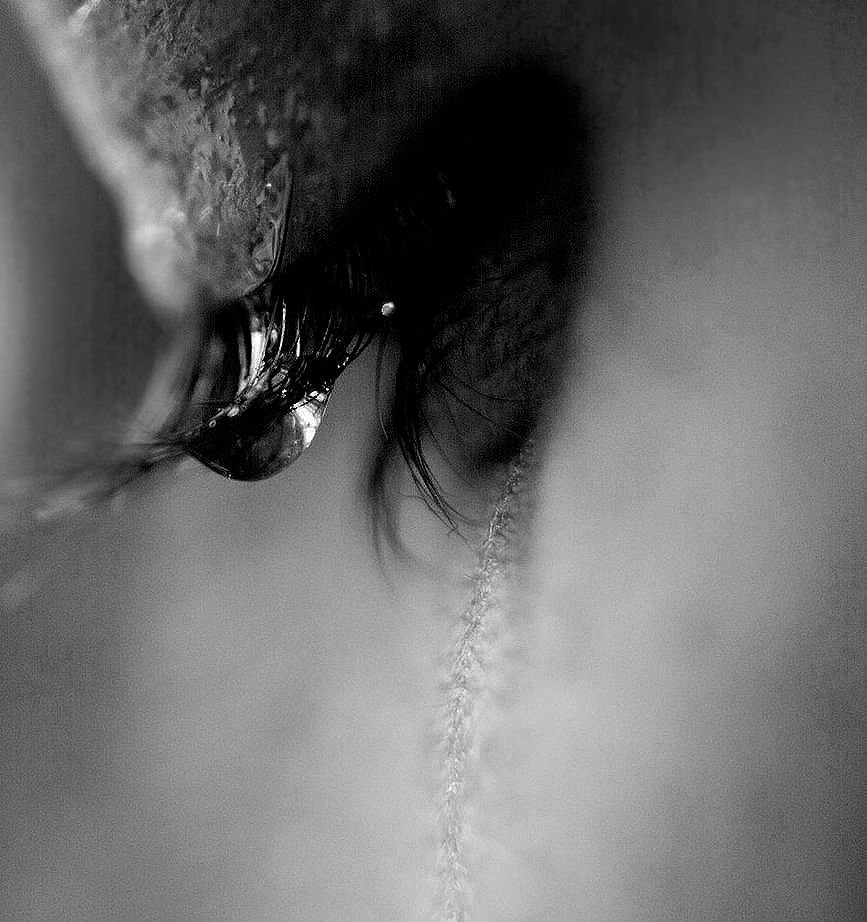 Девушка со слезами на глазах