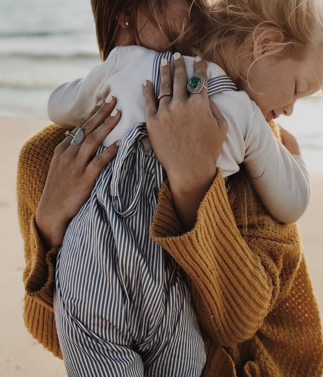 Мишка обнимает