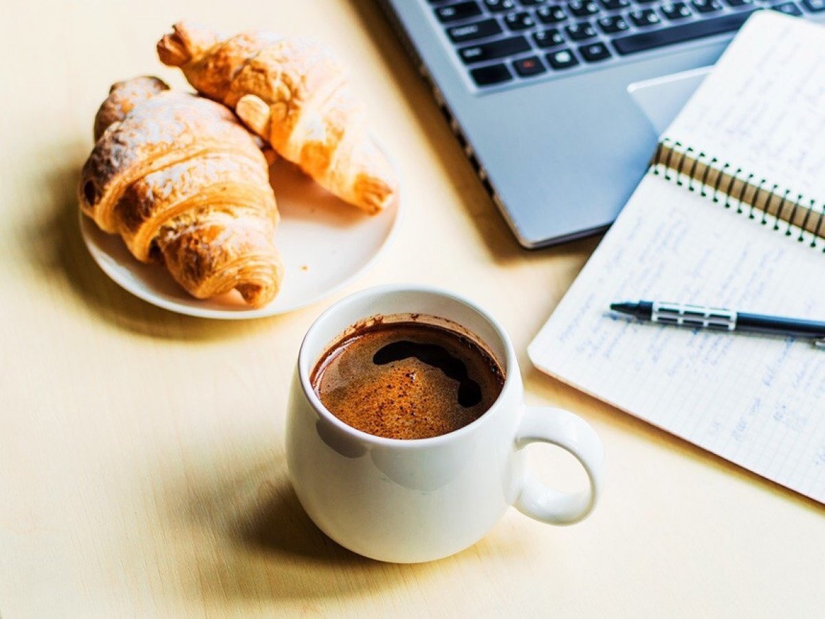 Чашка кофе бизнес завтрак