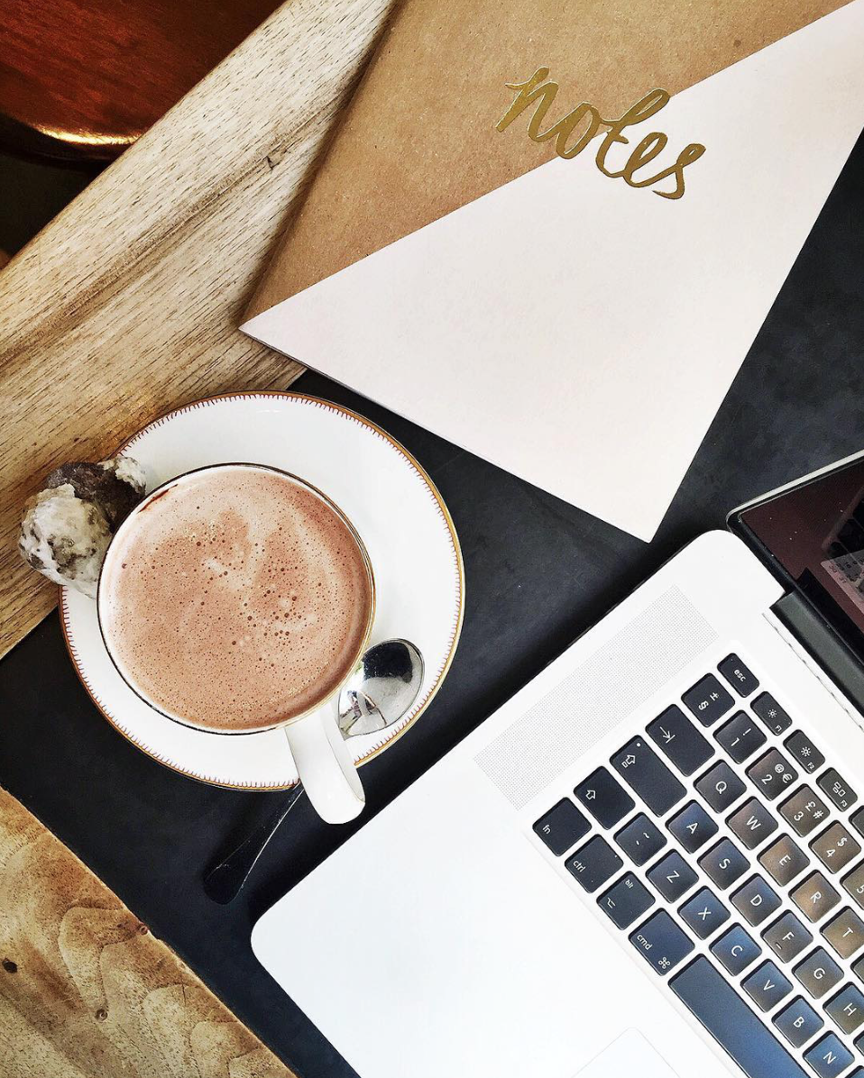 Фотосессия в деловом стиле в кафе