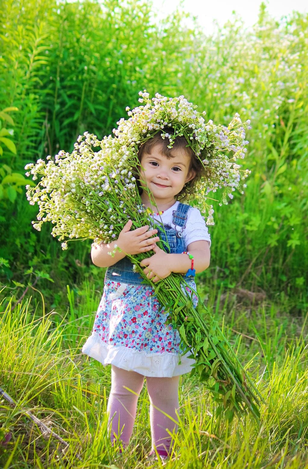 Девочка с полевыми цветами