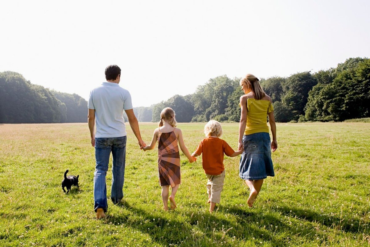 Счастливая семья держится за руки