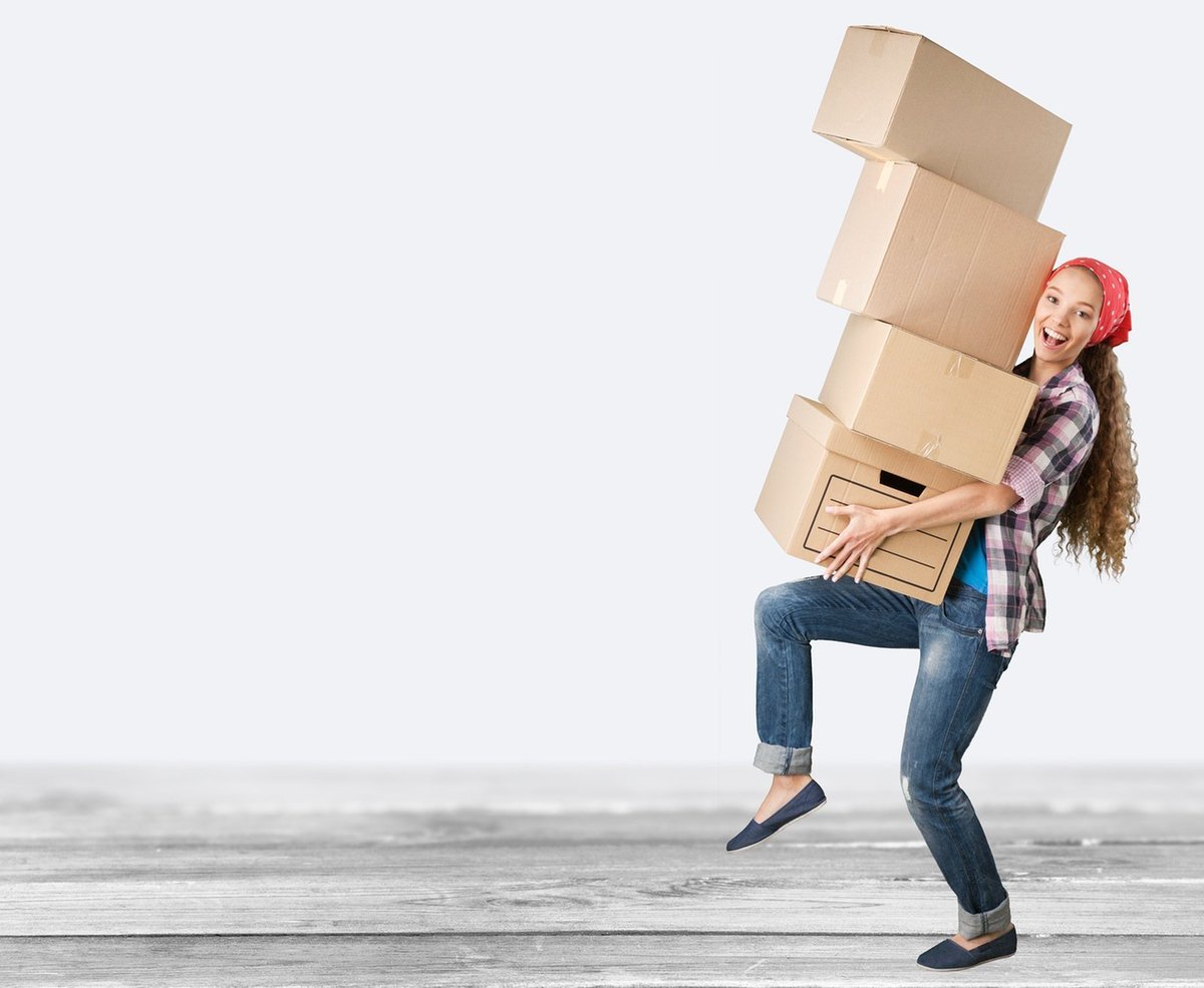 Девушка с коробками
