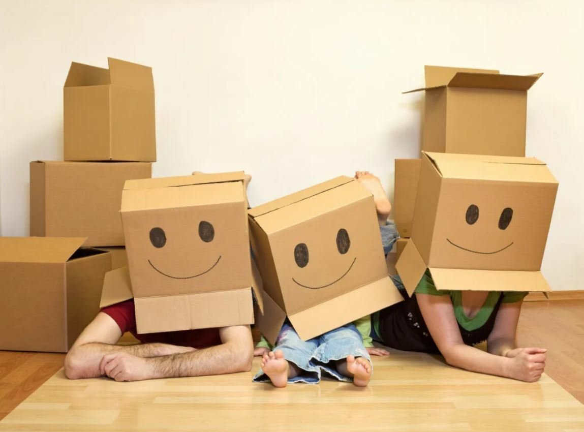 Вещи в картонной коробке