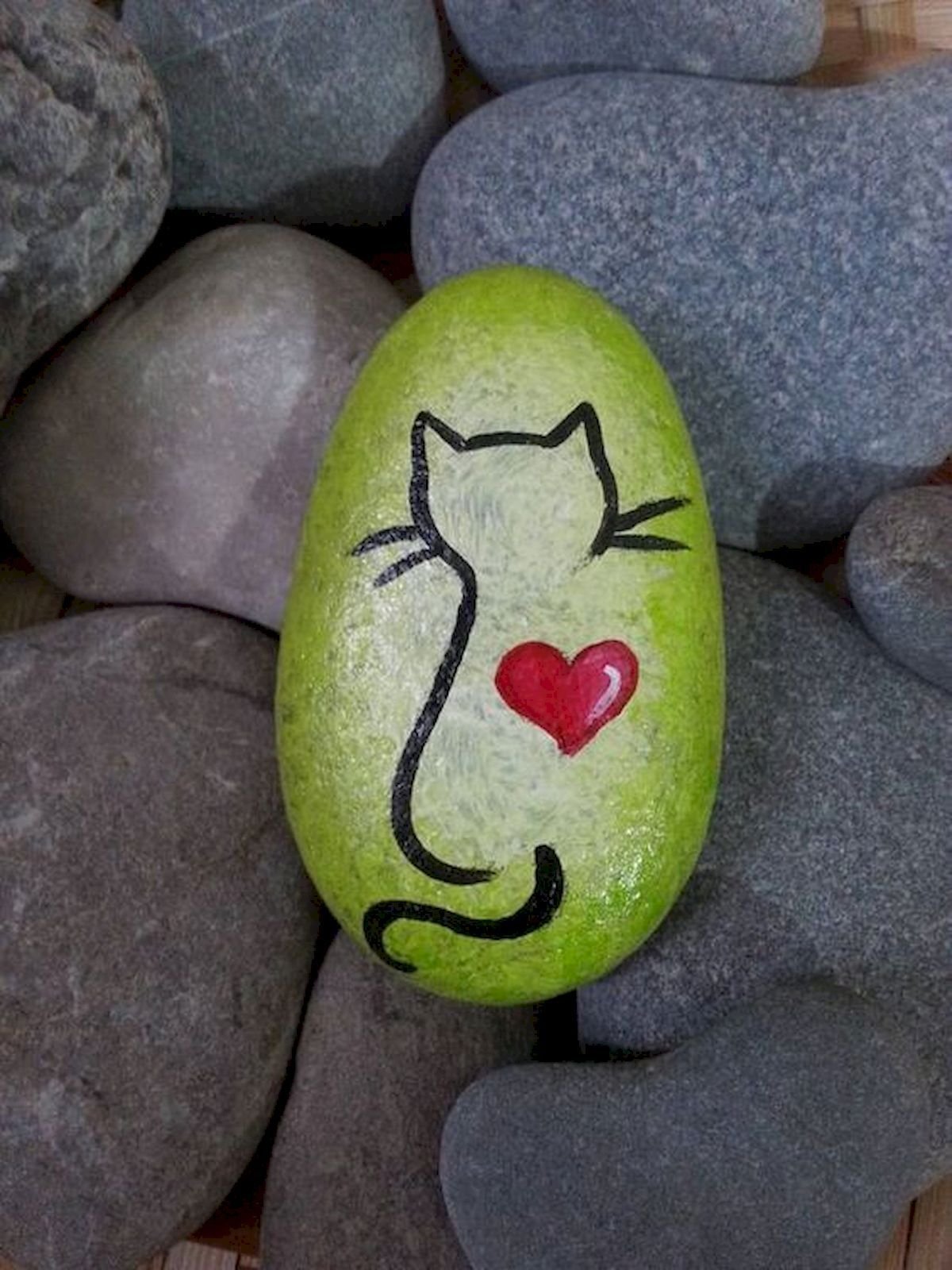 Рисование на камушках