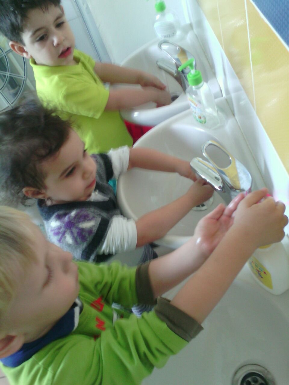 Умывание в младшей группе