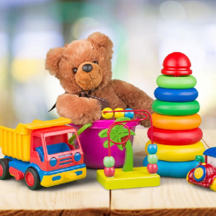 Детские игрушки на белом фоне