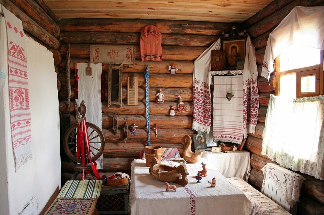 Русская изба внутри красный угол
