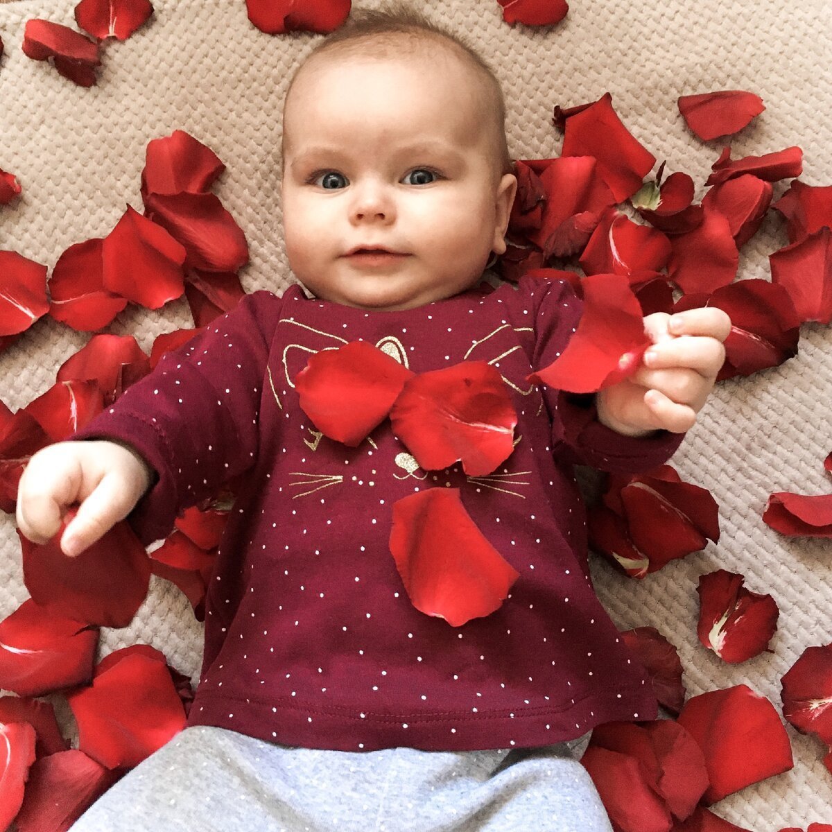 С пятью месяцами девочке