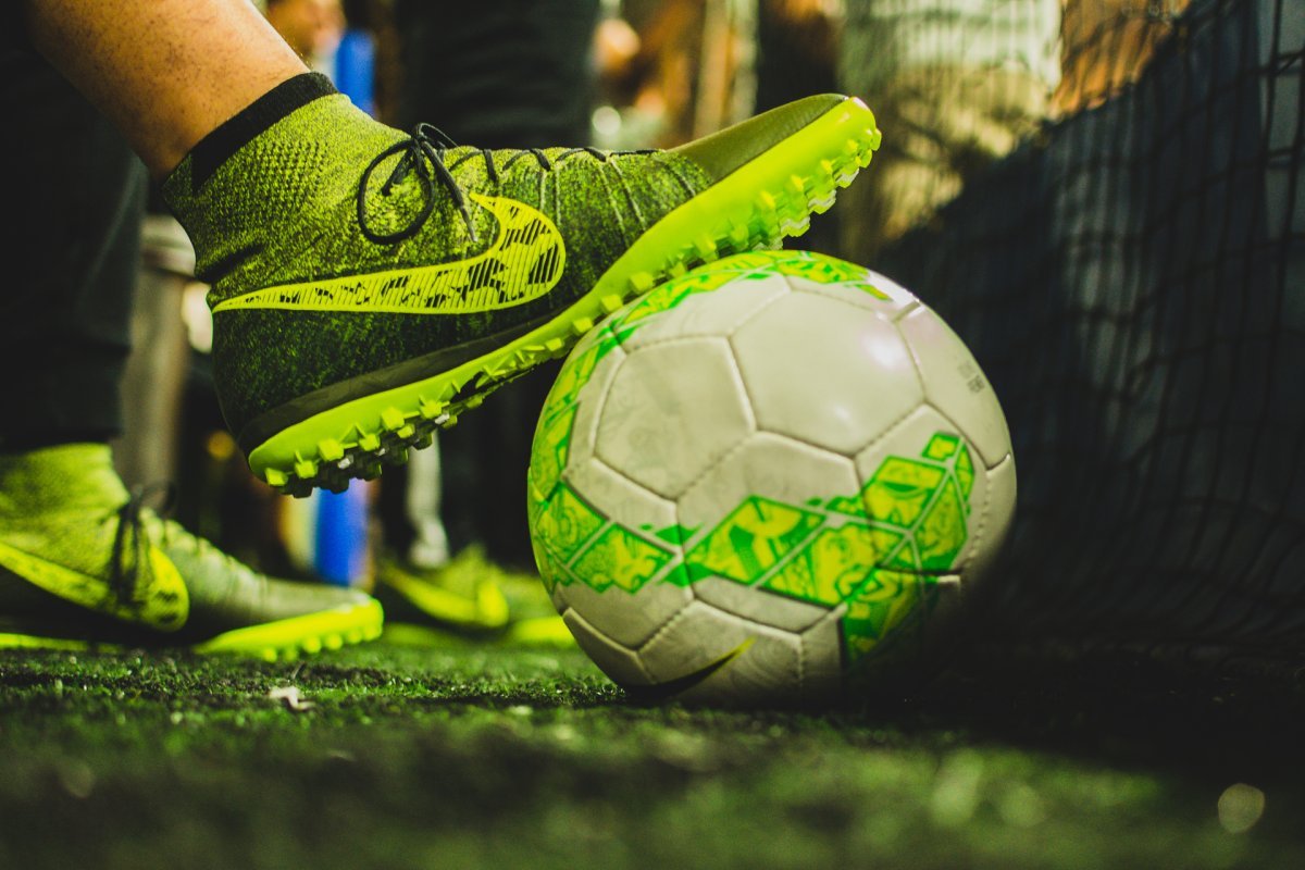 Мяч с бутсами