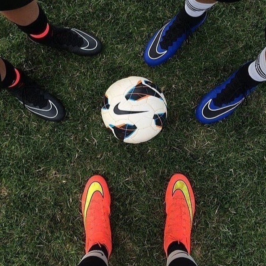 Футбольный мяч с ногами Эстетика