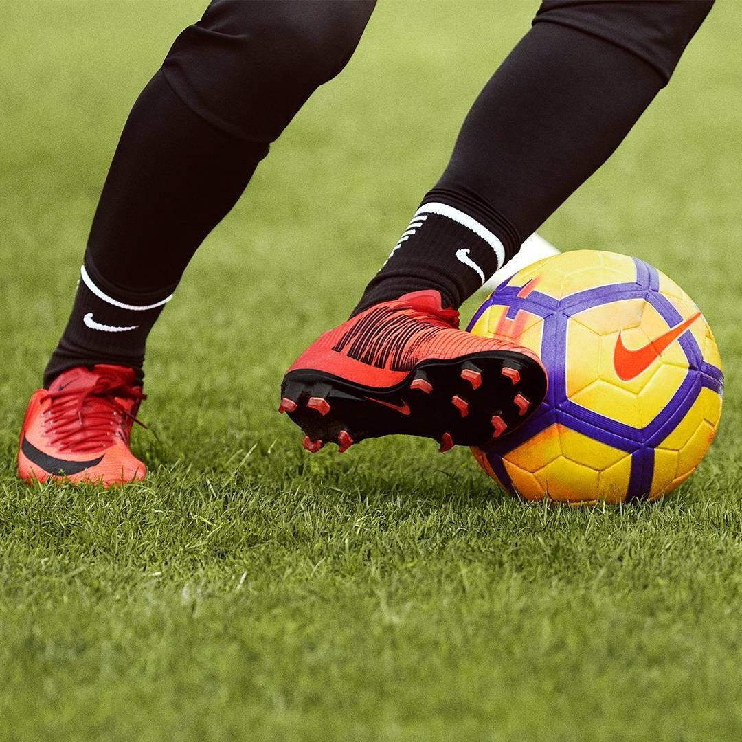 Бутсы и мяч